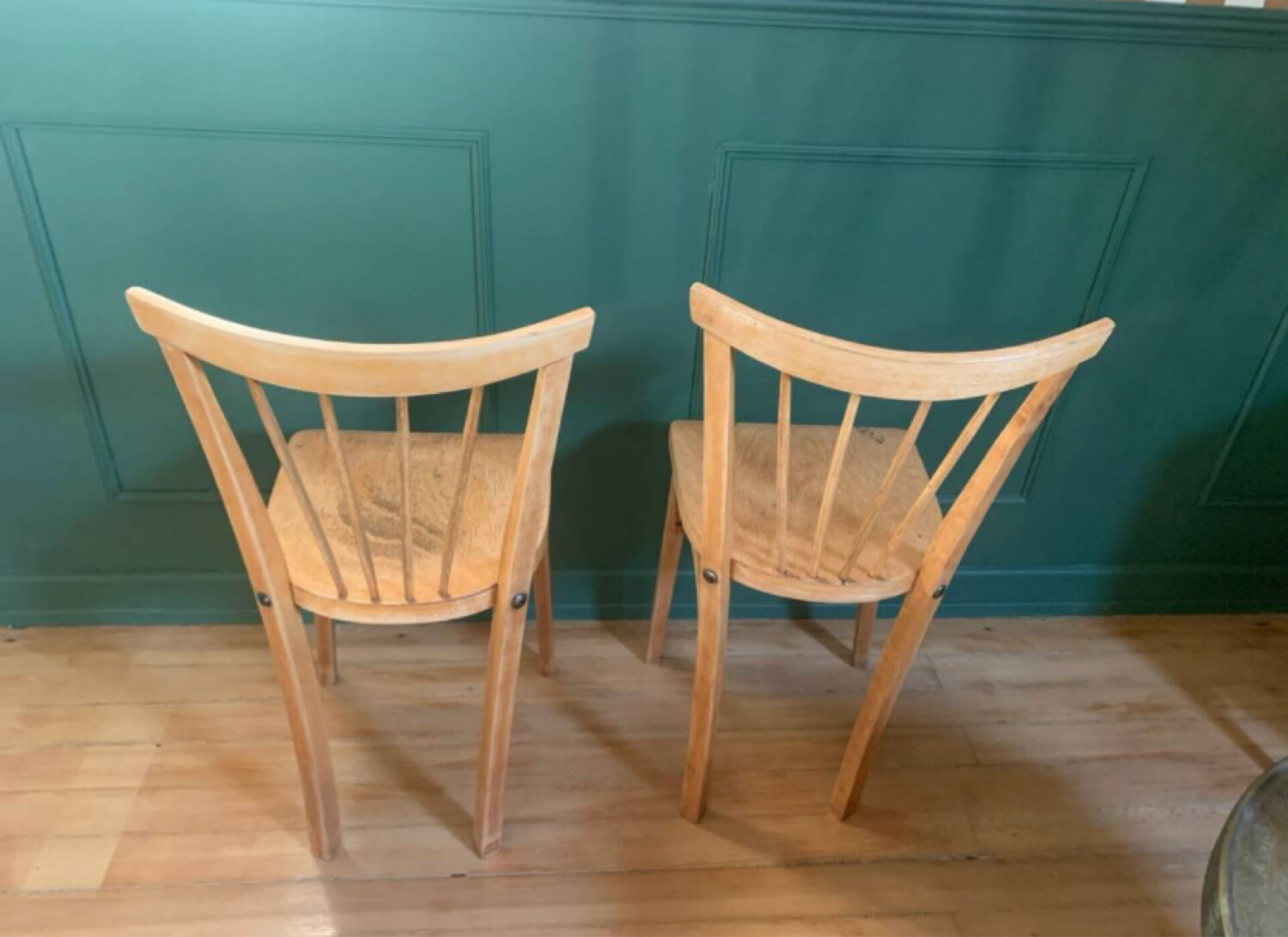 Pair of vintage bistro chairs with slats in beech (1960) - Style
