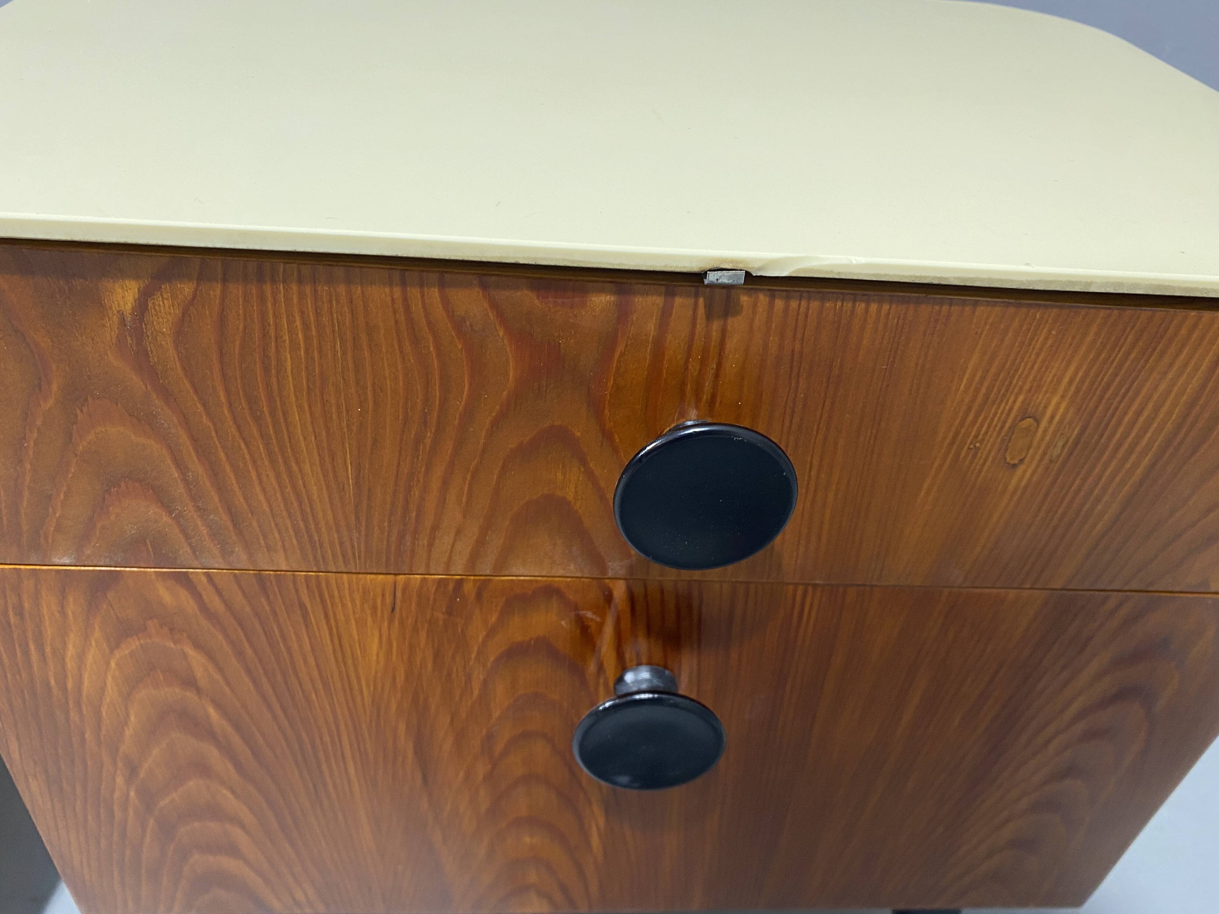 Tables de nuit entièrement restaurées par Jindřich Halabala pour ÚP Závody, années 1950, Tchécoslovaquie