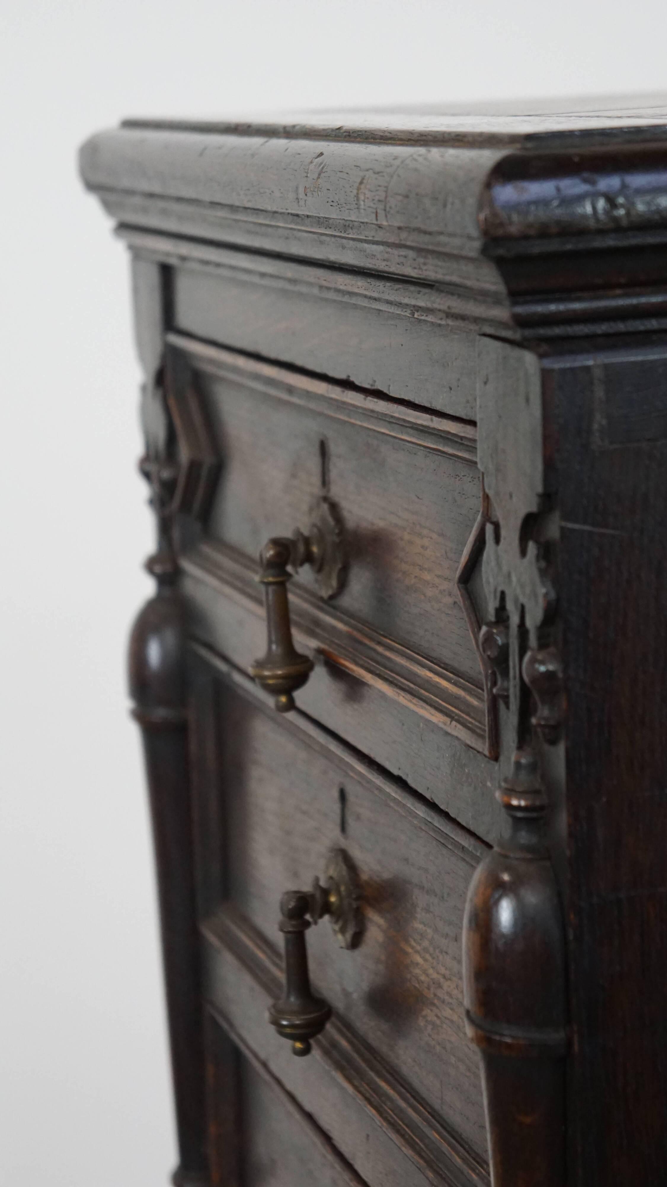 Antique Oak English Cabinet from the 19th Century