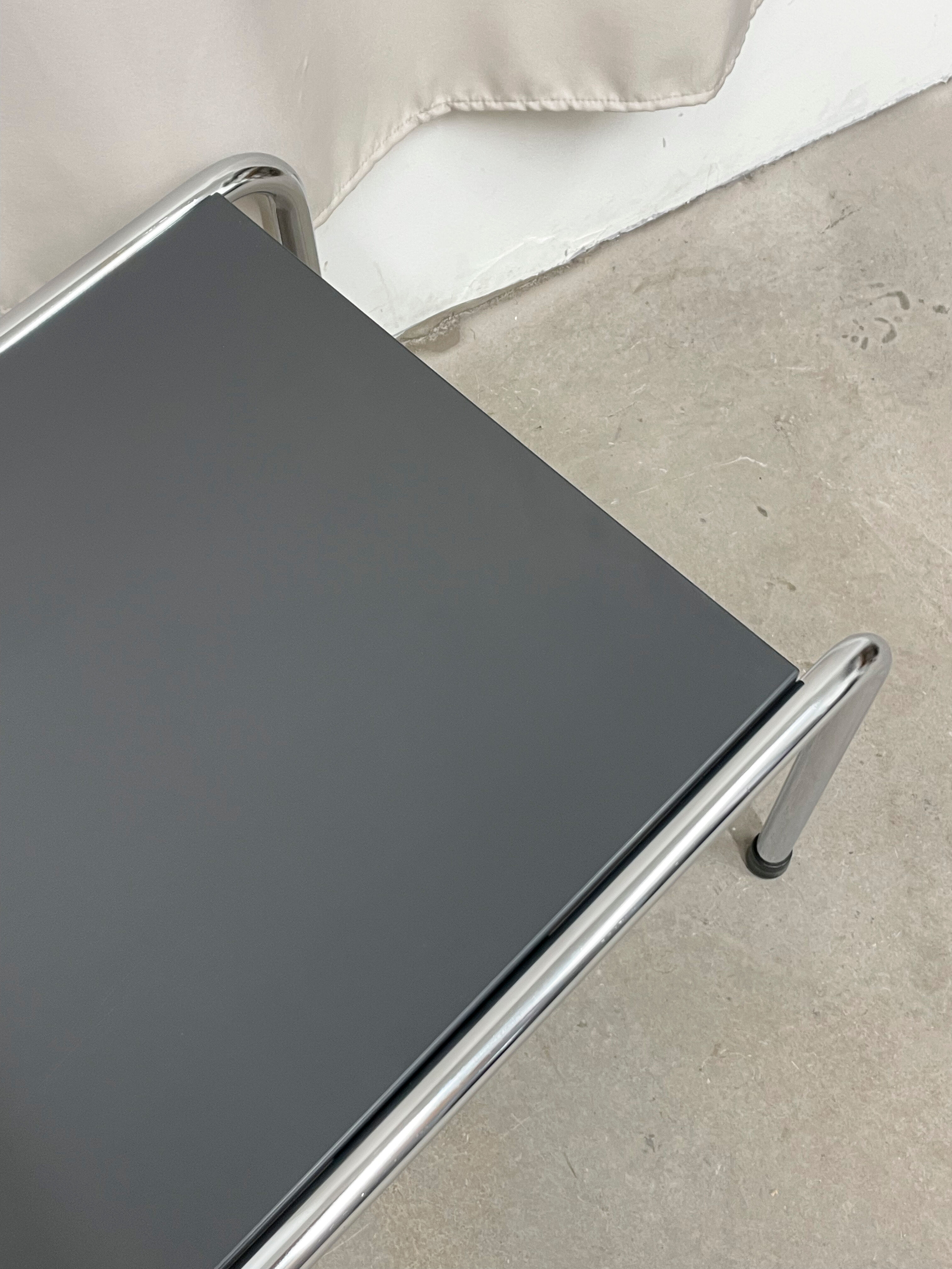 Table basse en métal chromé et mélaminé gris