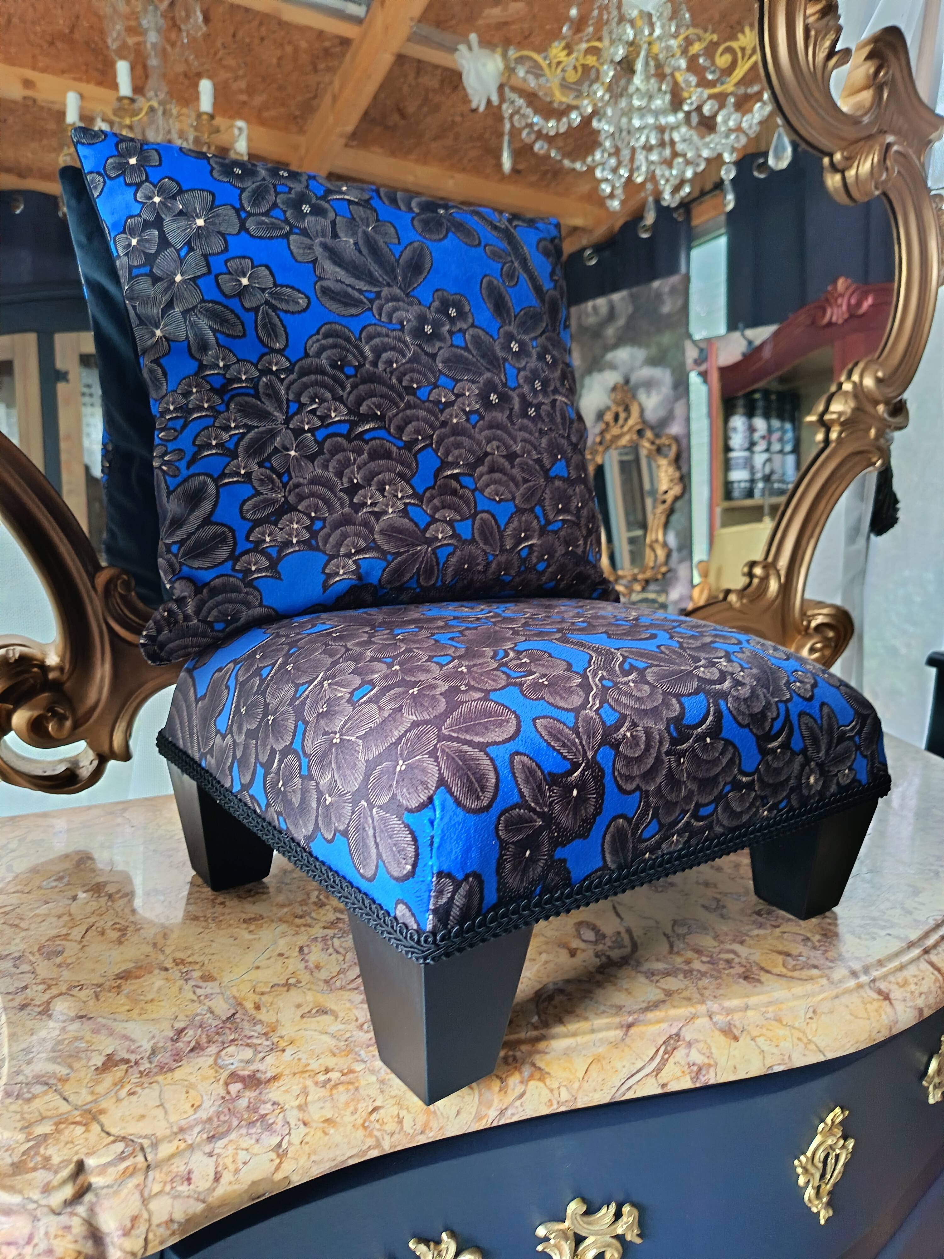 Cushion and its blue phoenix footrest
