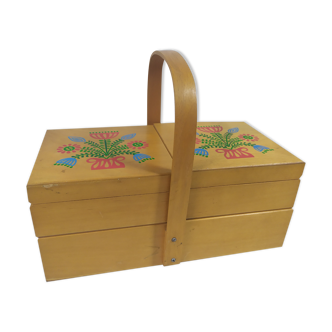 Worker to lay sewing box flowers