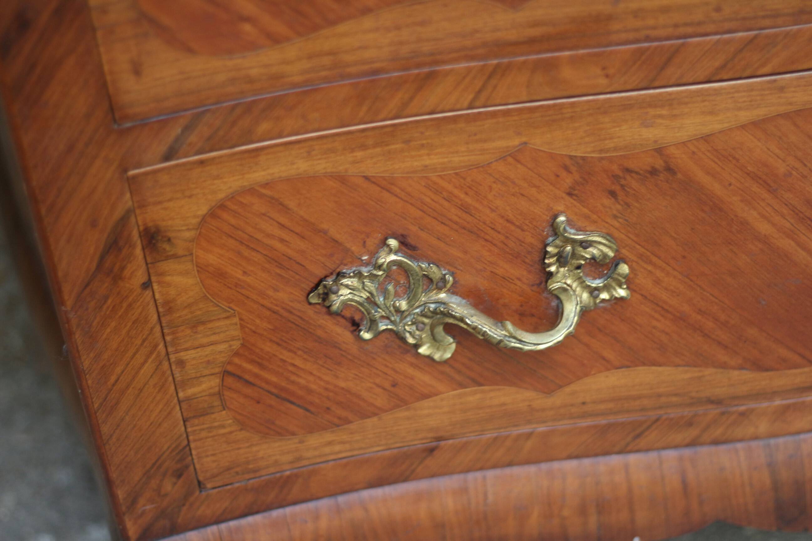 Sumptuous curved weekender in veneered wood in Louis XV style.