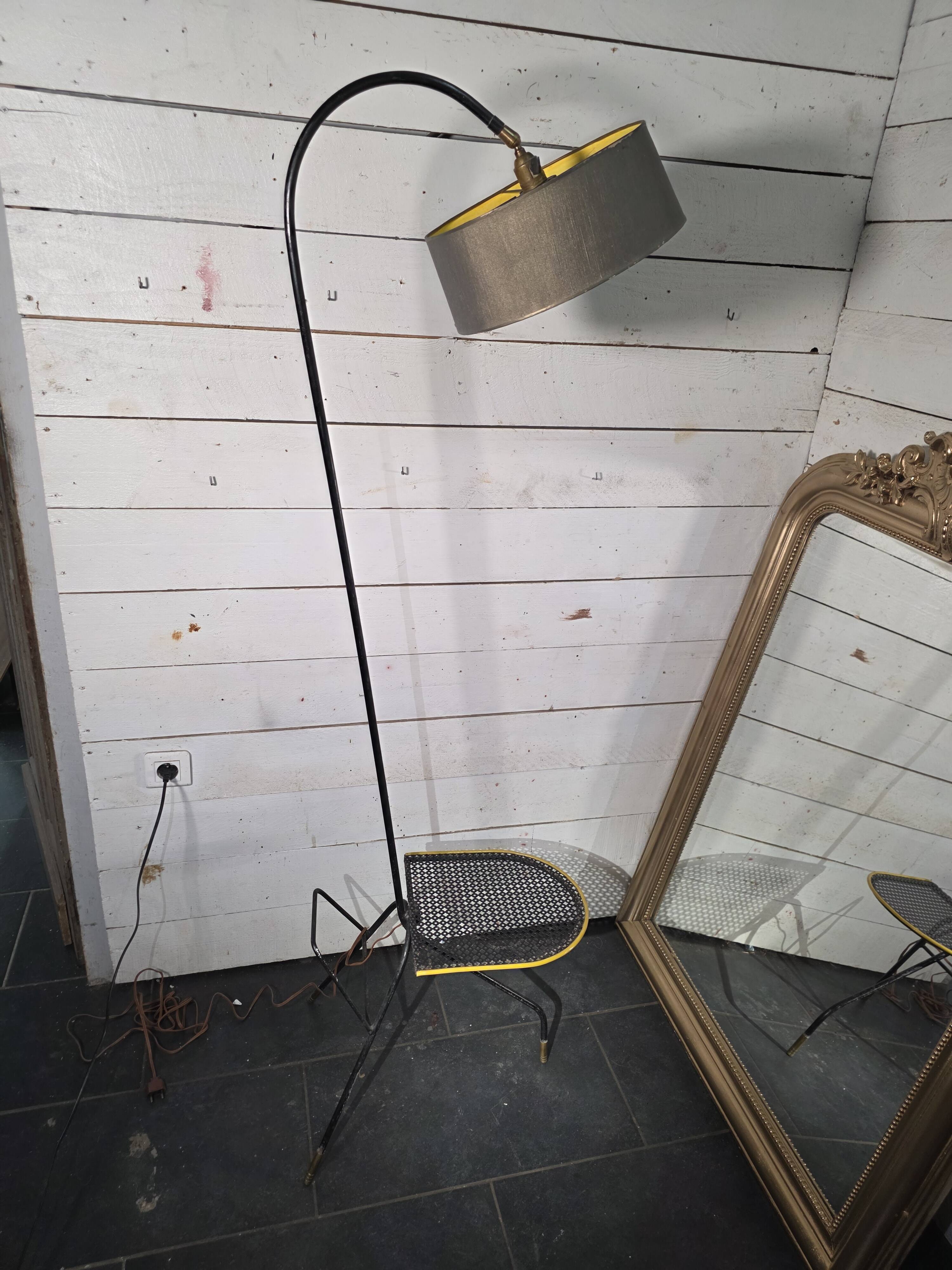 Lampadaire tripode style Matégot années 50