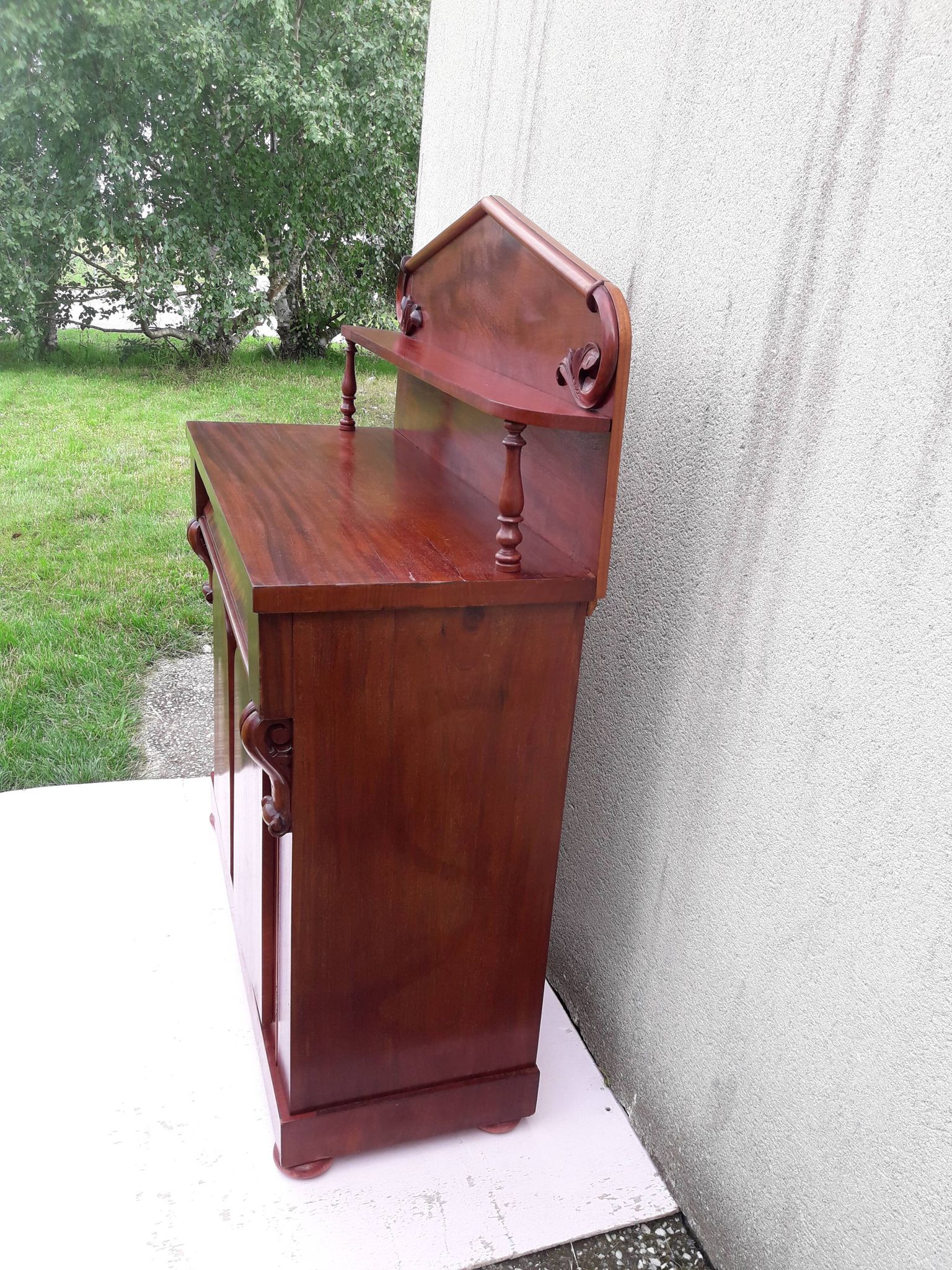 Stepped buffet in flamed mahogany veneer
