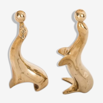 Set of two seals playing with brass balls