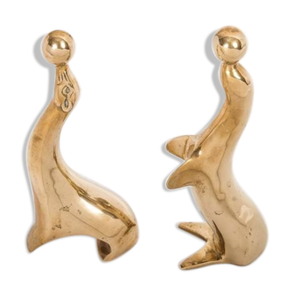 Set of two seals playing with brass balls