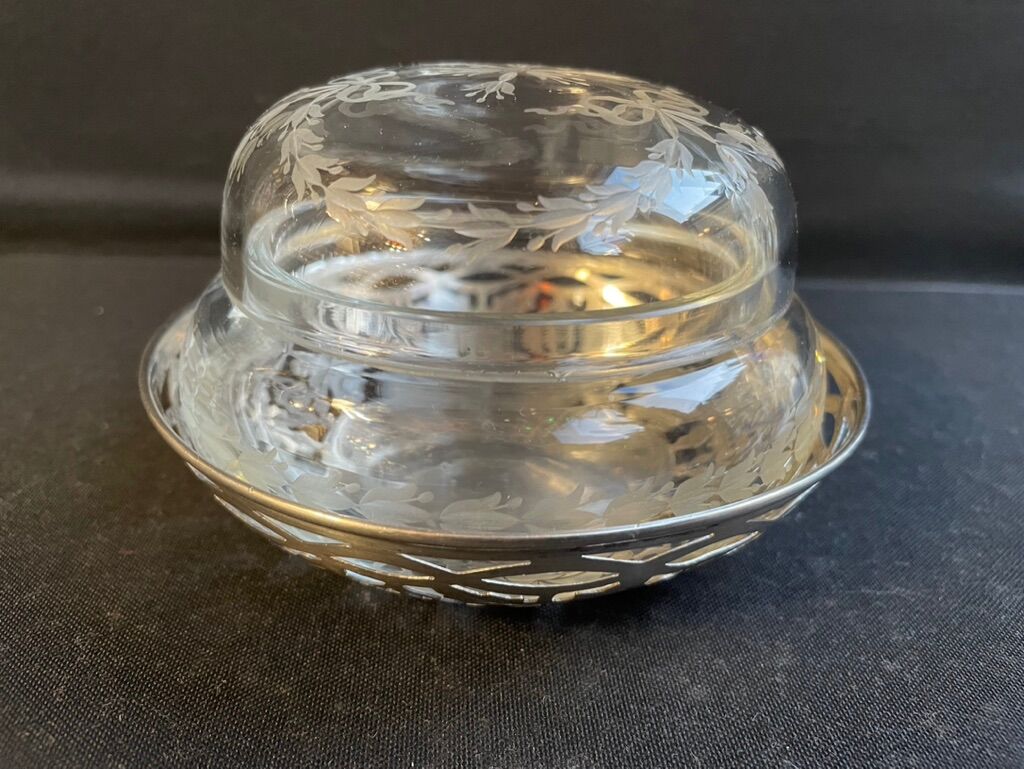 Engraved crystal bonbonnière and openwork silver basket in Louis XVI style