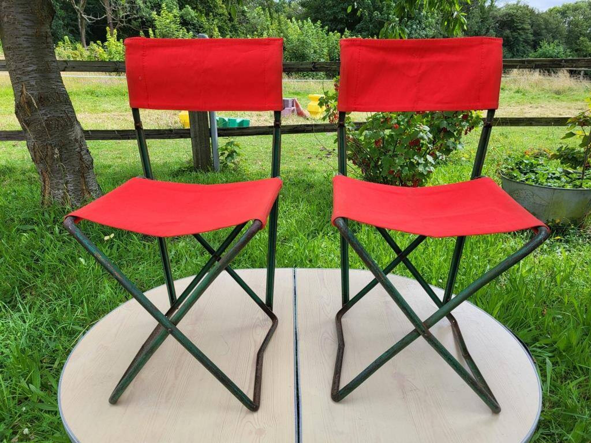 Ensemble table et duo chaises pliantes camping vintage 1970