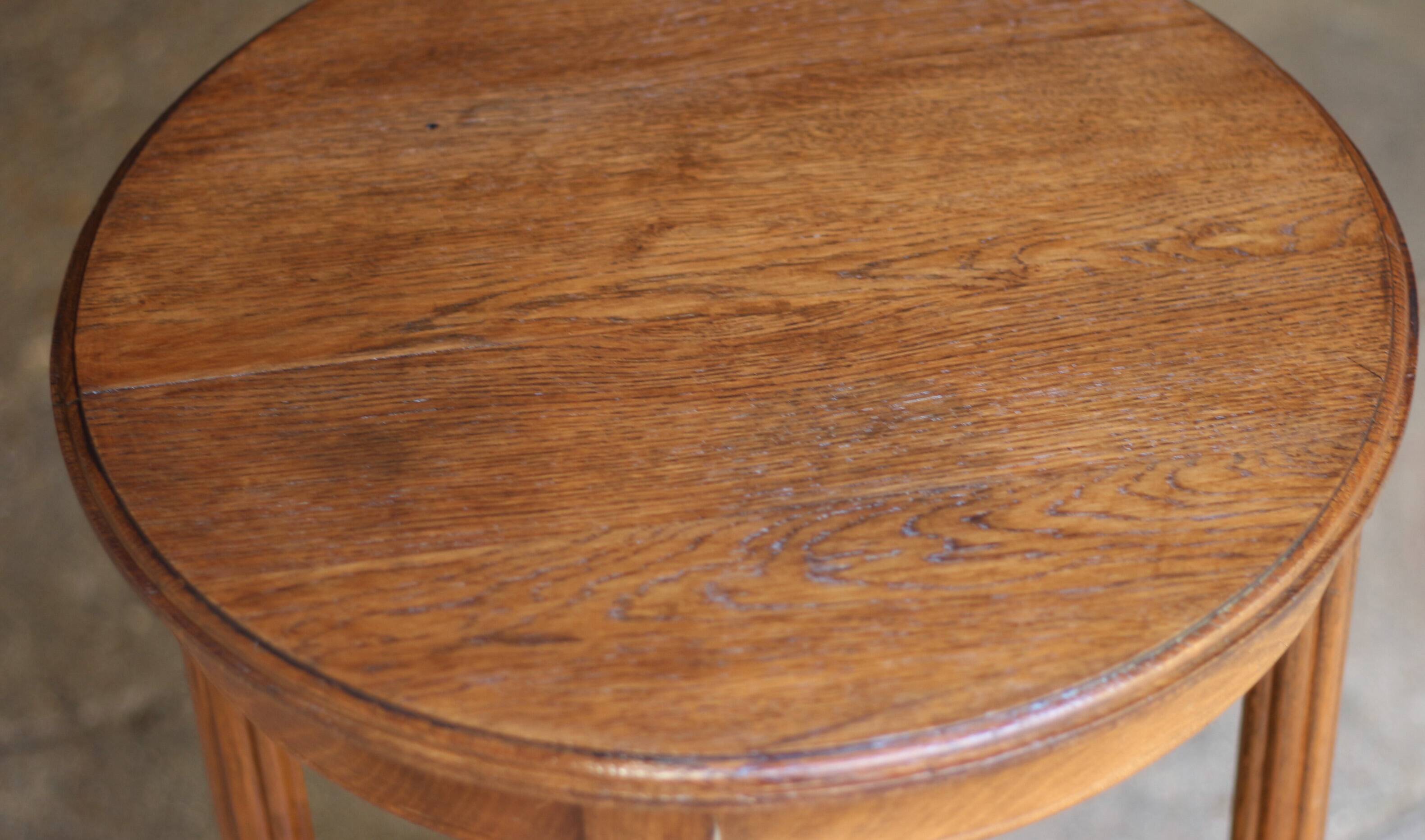 Pretty ART DECO (1920s/1930s) pedestal table or side table in oak.