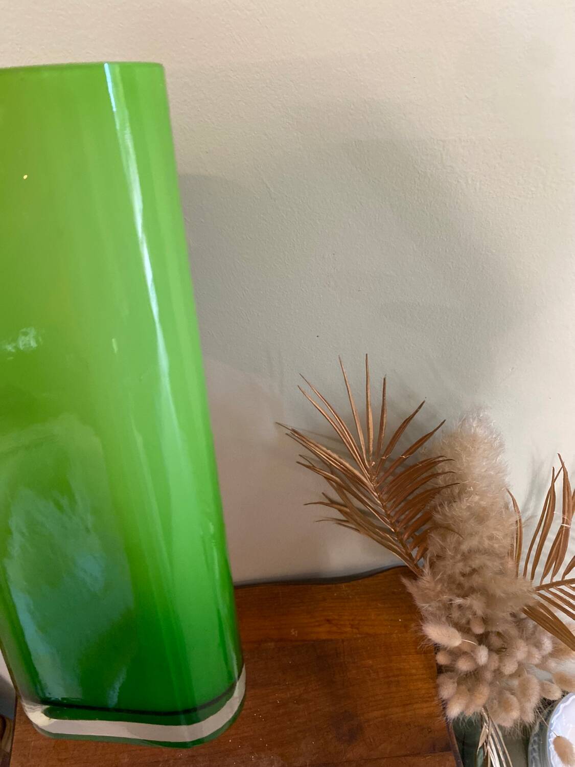 Vase en verre vert acidulé