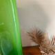 Vase en verre vert acidulé