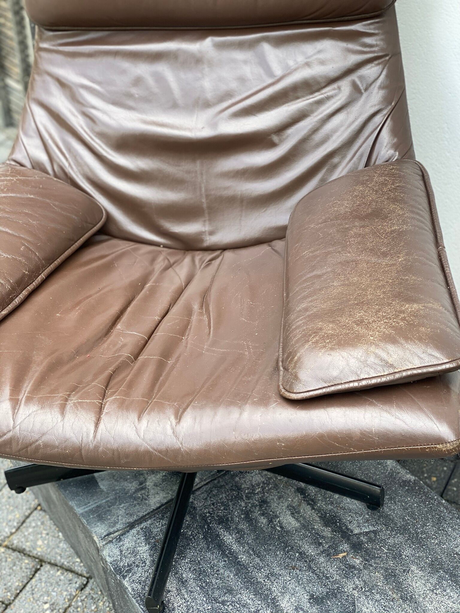 Fauteuil pivotant en cuir brun des années 1970