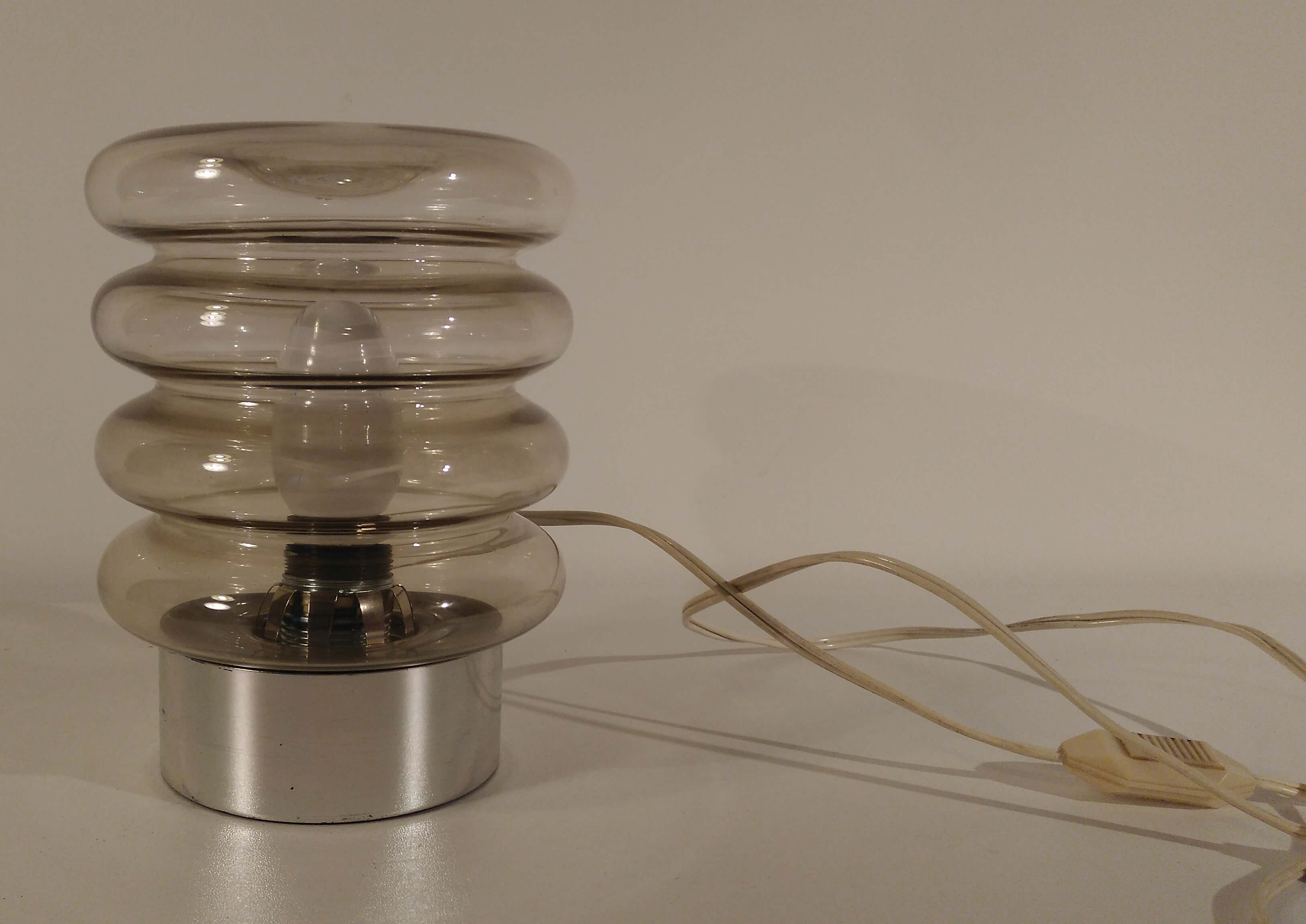 Lampe à poser verre fumé ondulé socle chromé
