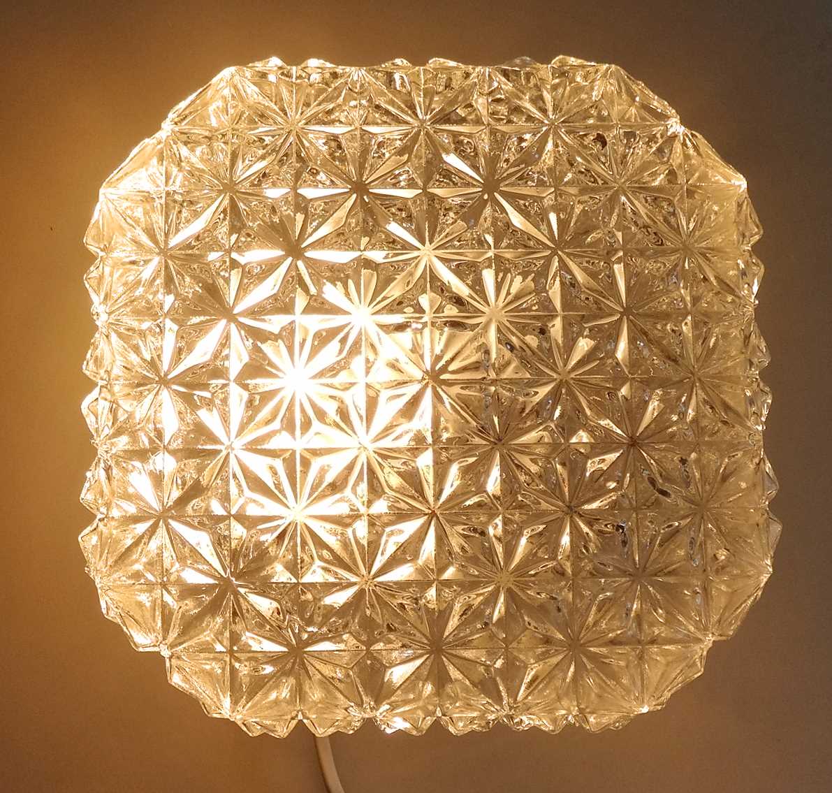 Square ceiling light in transparanting chiseled glass