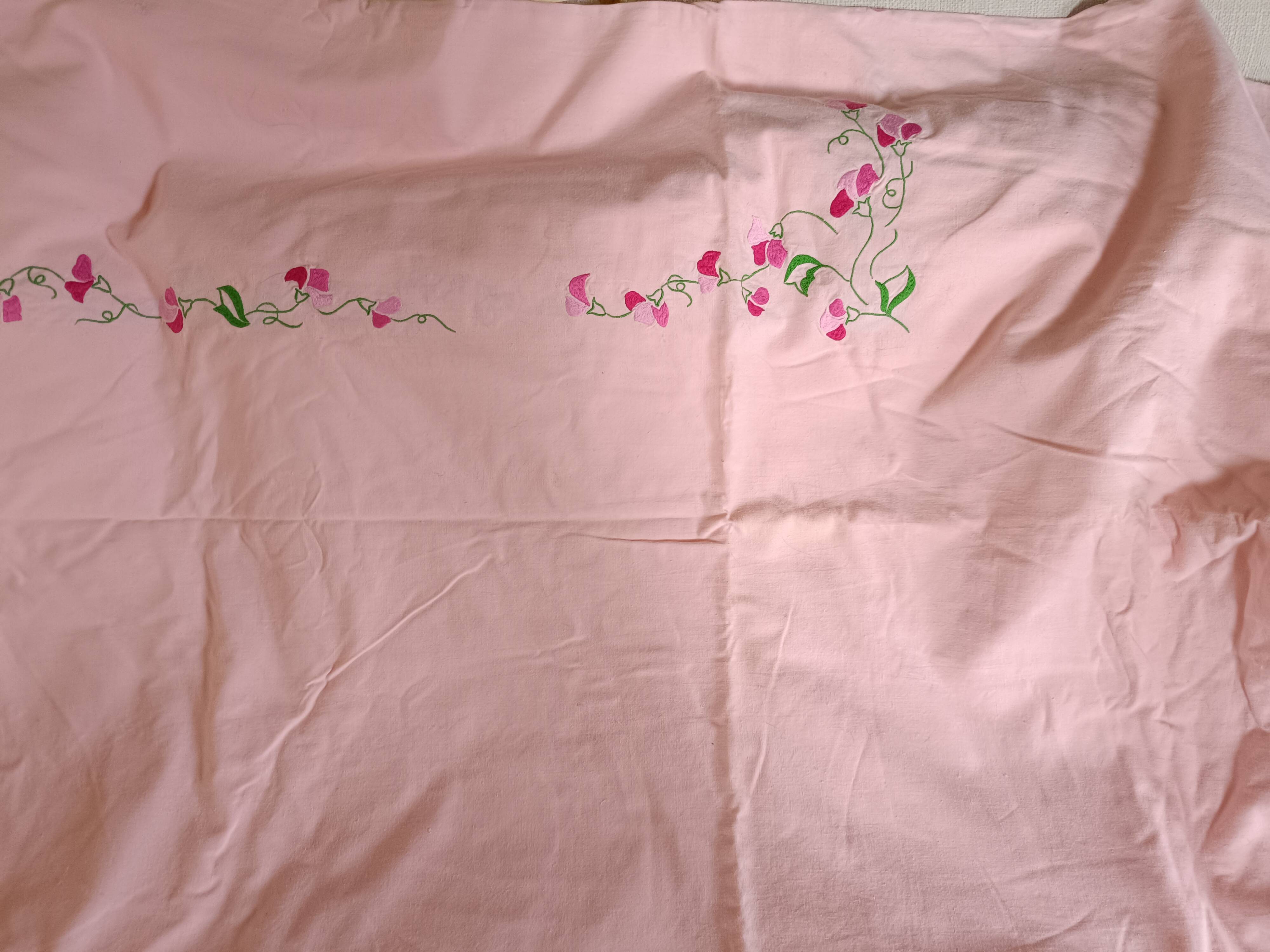 Pink tablecloth with flower crown + 10 napkins.