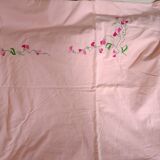 Nappe rose avec couronne de fleurs + 10 serviettes