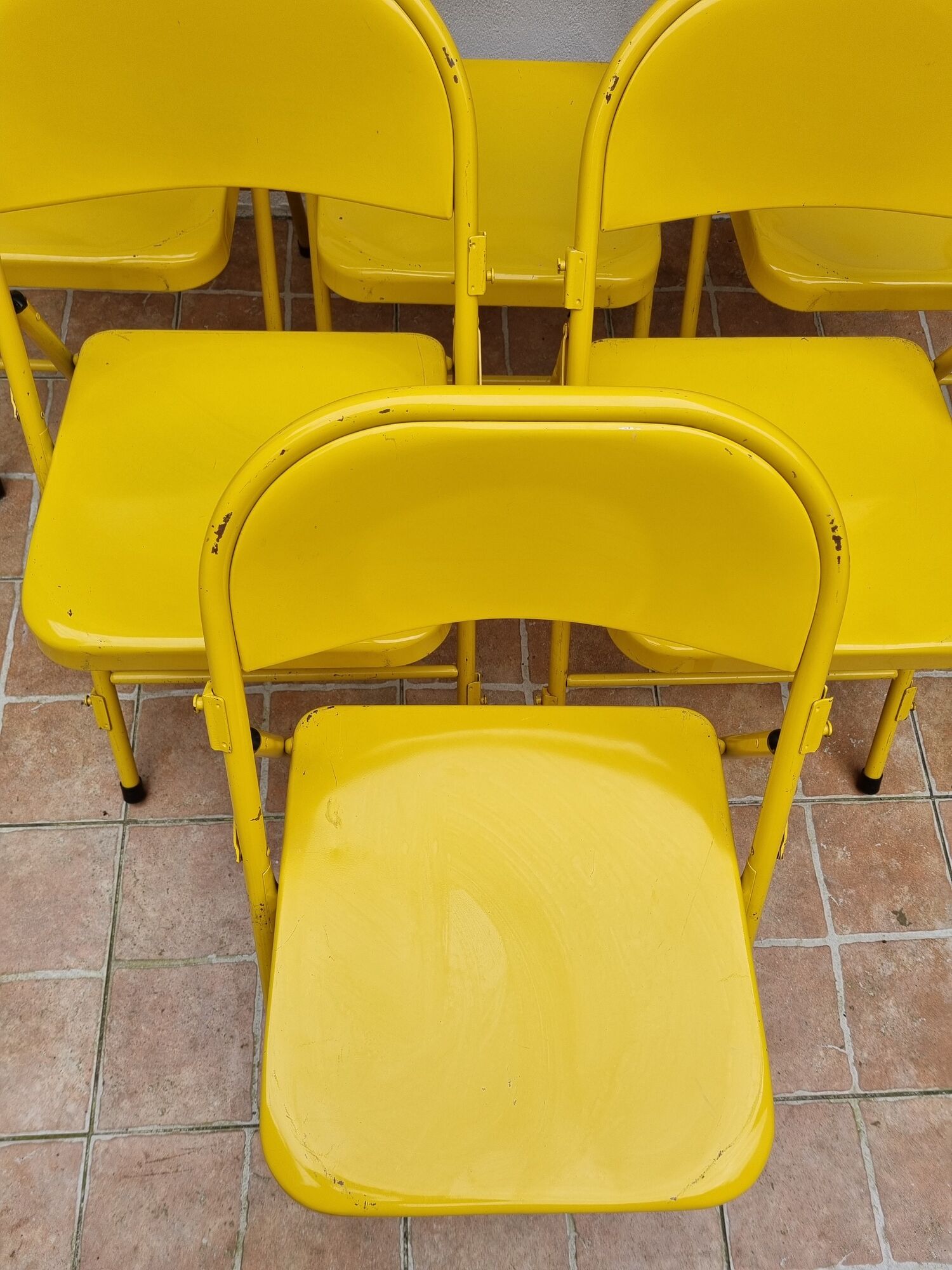 Ensemble de six chaises en métal pliantes jaunes Eurosit