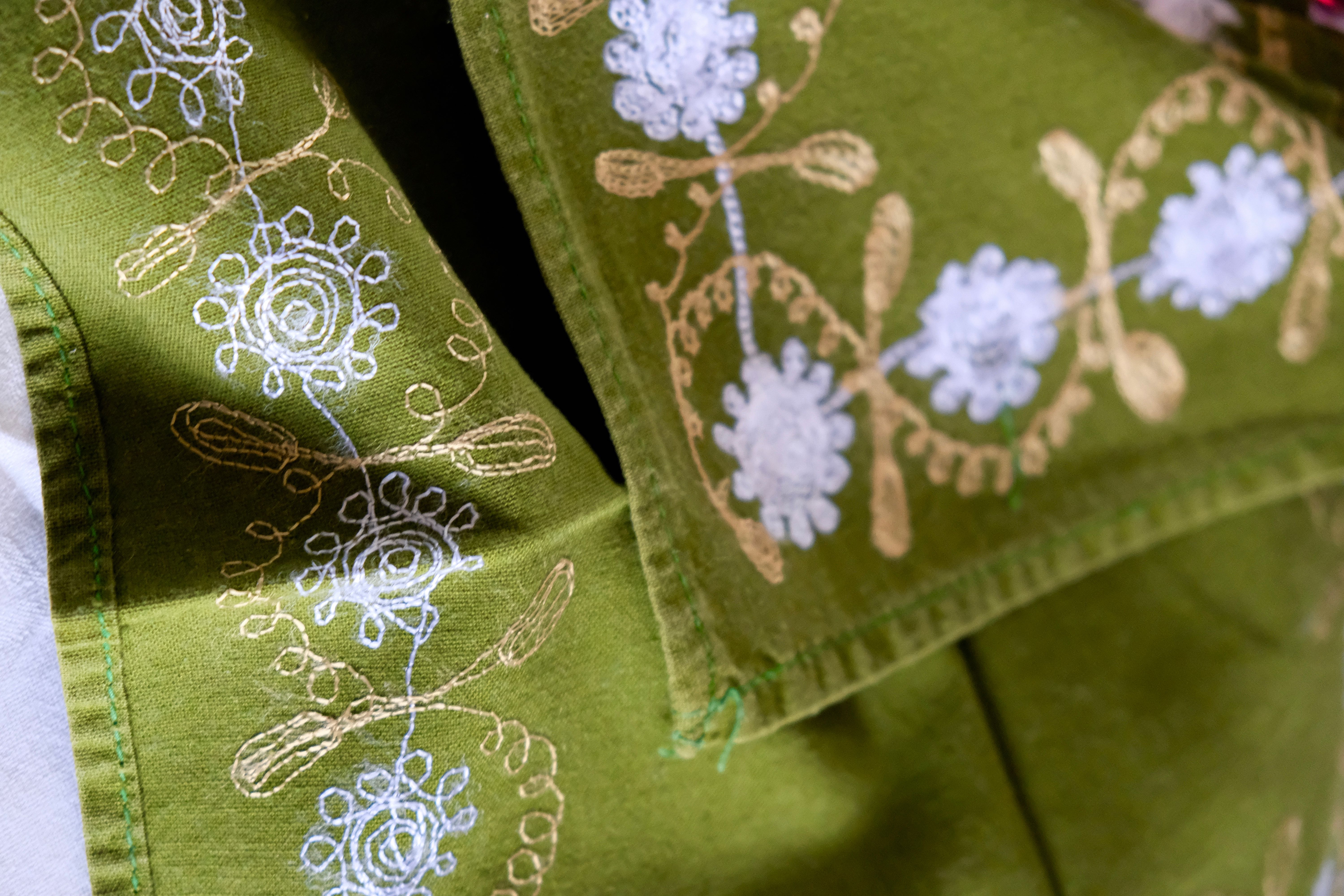 Suite of 8 olive green napkins embroidered vintage flowers 50s