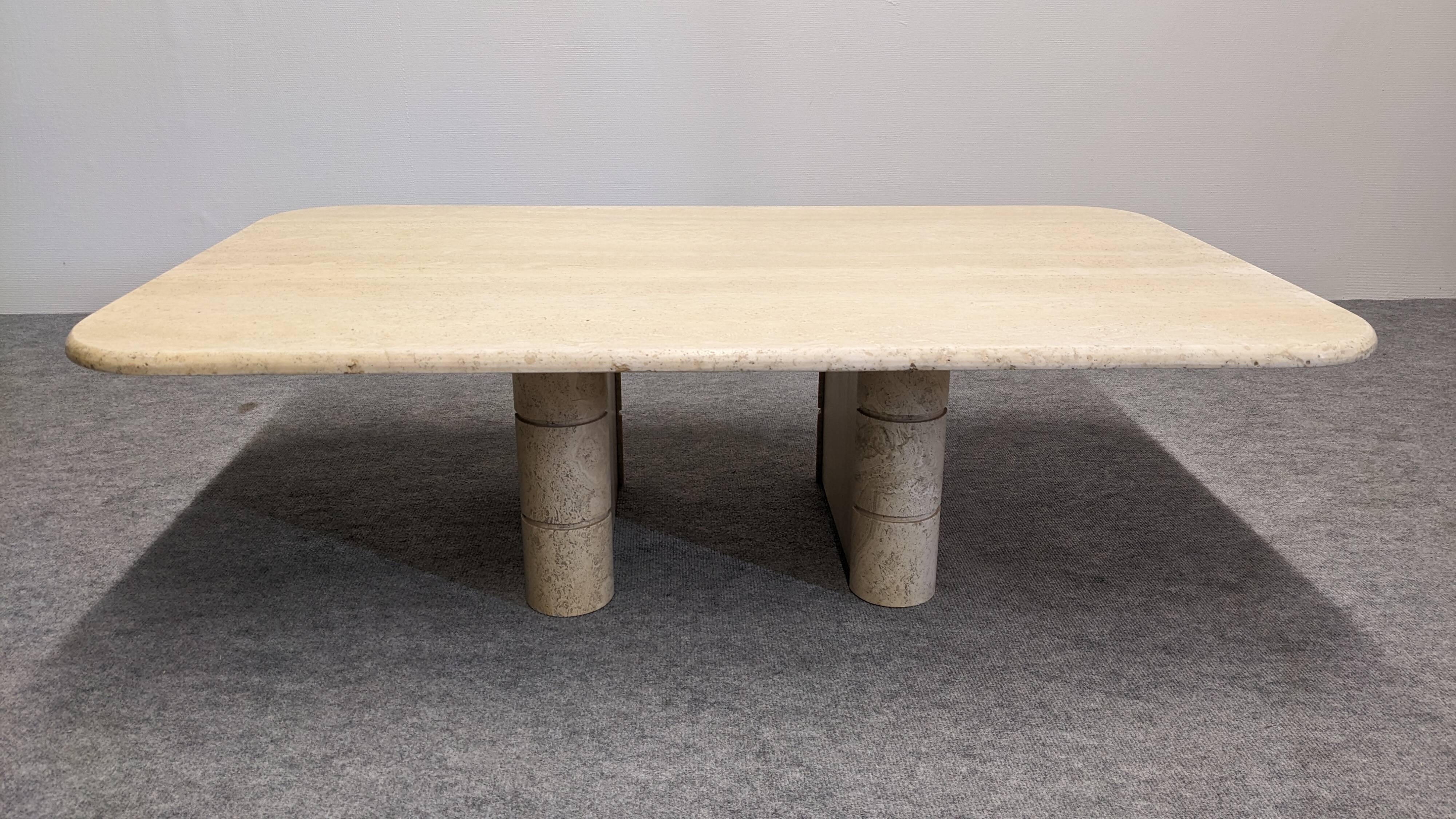 Table basse minimaliste en travertin, Italie vers 1970