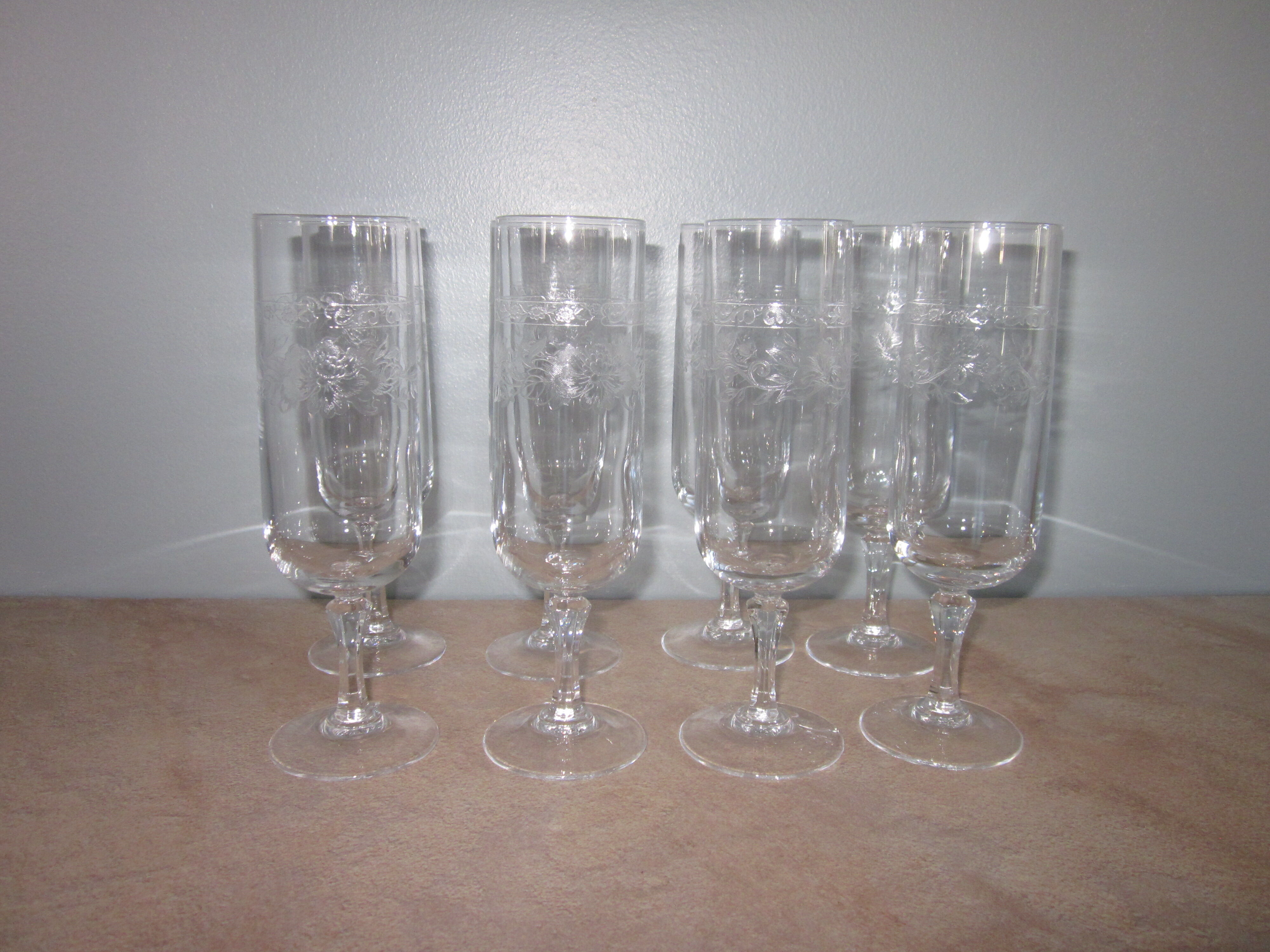 8 champagne flutes in crystal engraved in relief model Matignon