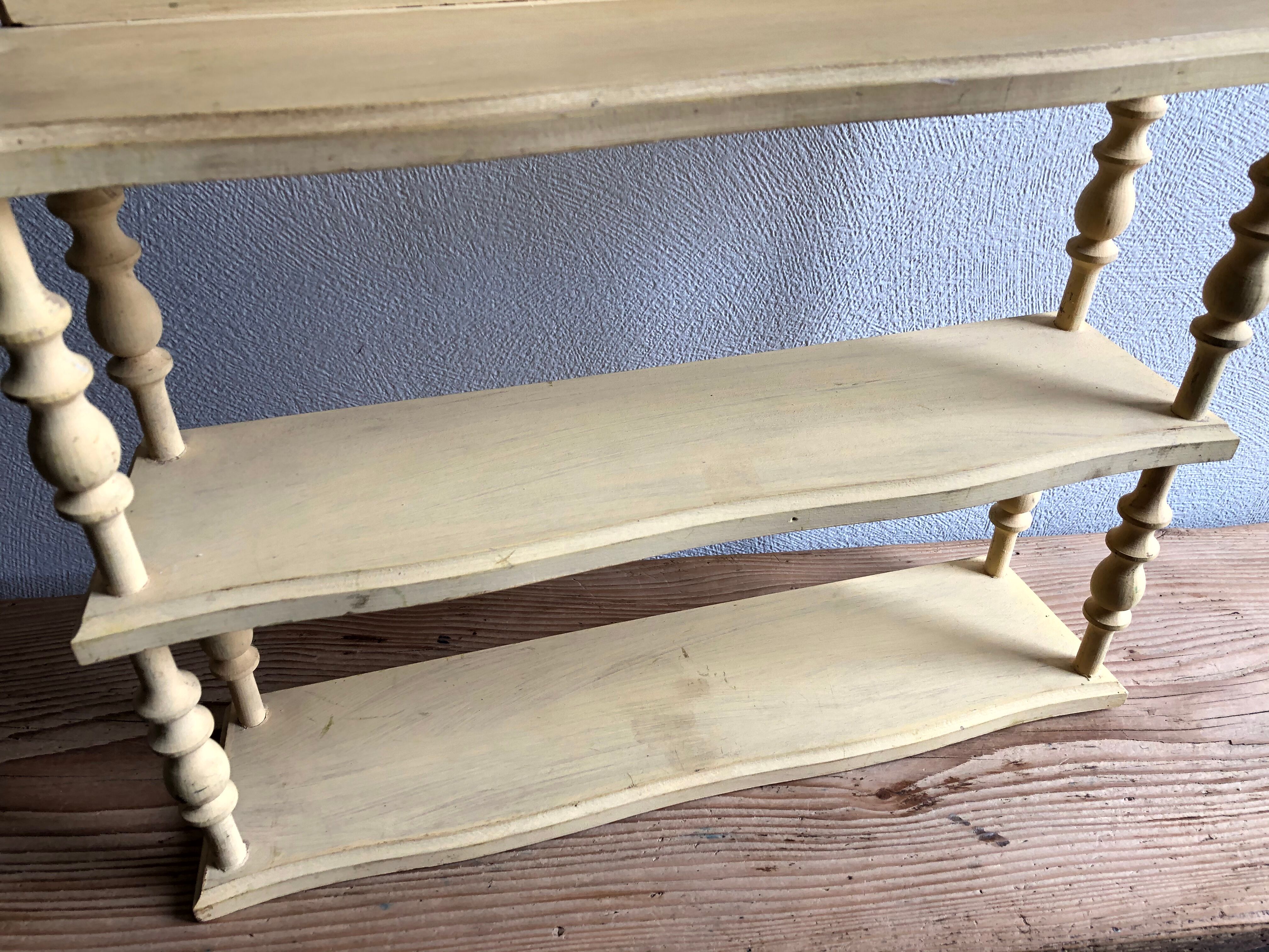 Skated wooden coil shelf