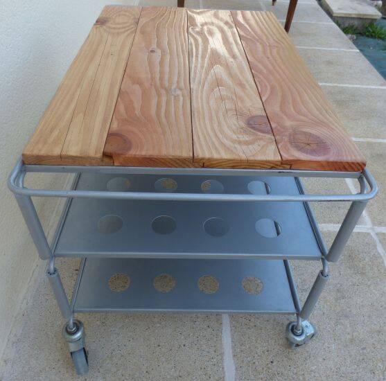 Metallic trolley with wheels, 3 levels with wooden top.