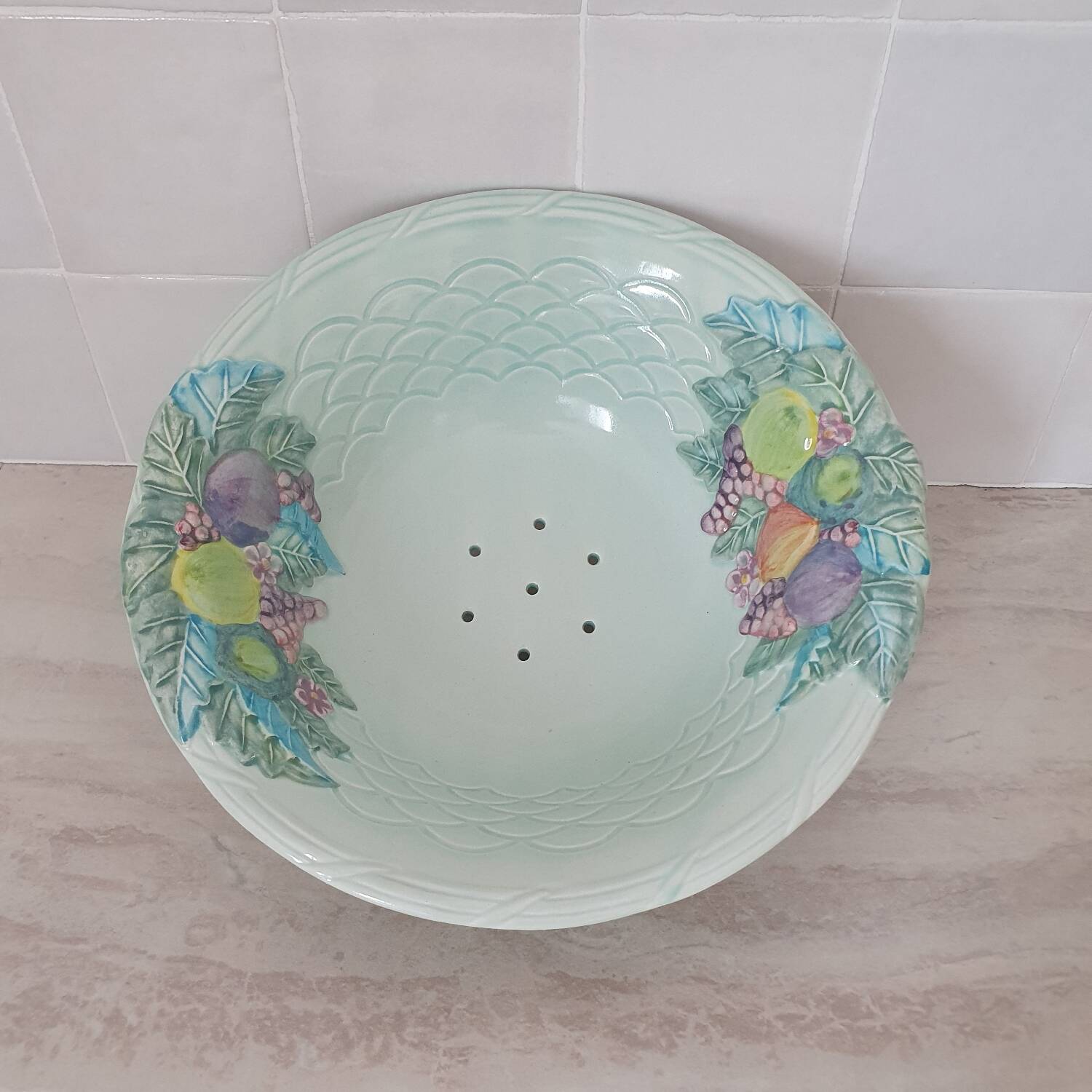 Fruit strainer / salad bowl in Barbotine