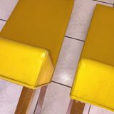 Paire de chaises jaunes skaï jaune années 60