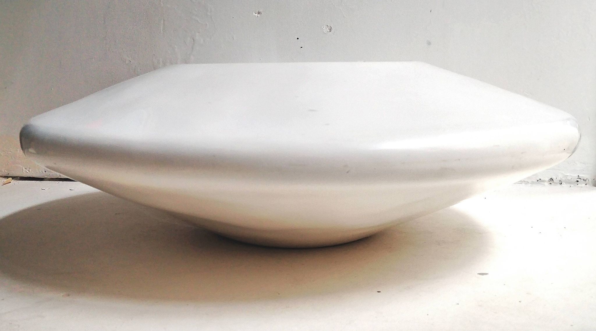 Jardinière en résine blanche forme soucoupe - mouvement futuriste