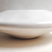 Jardinière en résine blanche forme soucoupe - mouvement futuriste