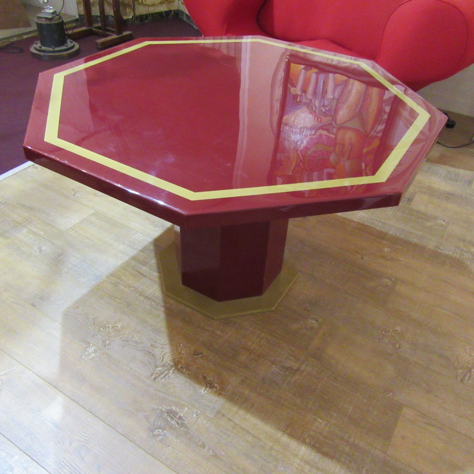 Table laquée rouge et or