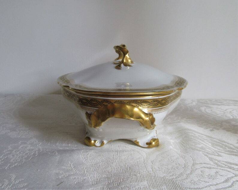 Antique medium-sized porcelain tureen produced by William Guerin