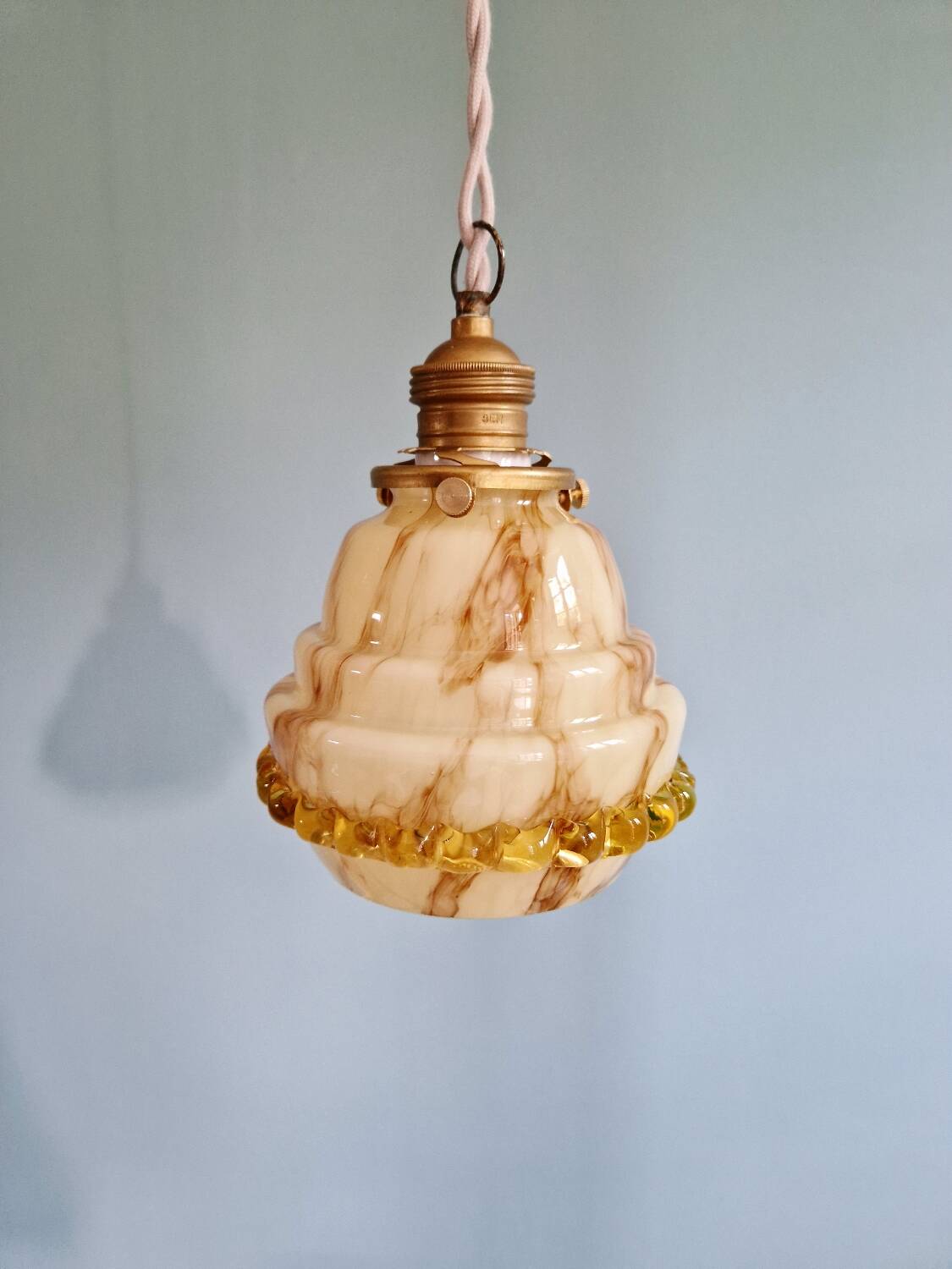 Duo de suspensions Art Déco en opaline et ouraline, 1920-30