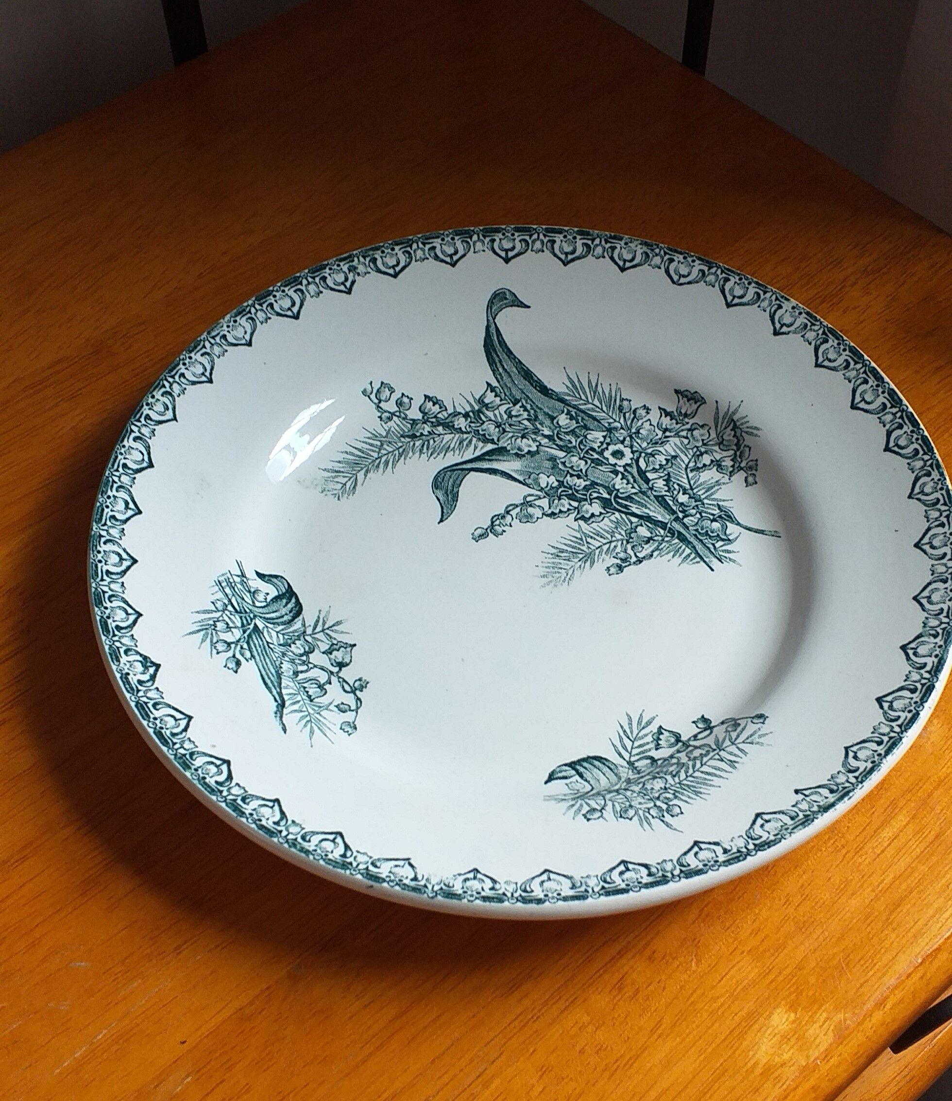 Flat porcelain plate st Amandinoise st amand model thrush