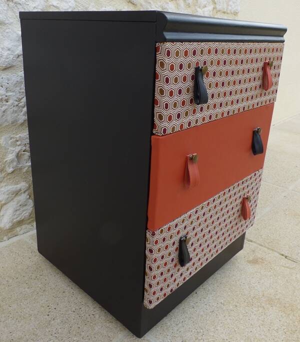 Vintage commode on wheels with three drawers in faux leather and fabric - end.