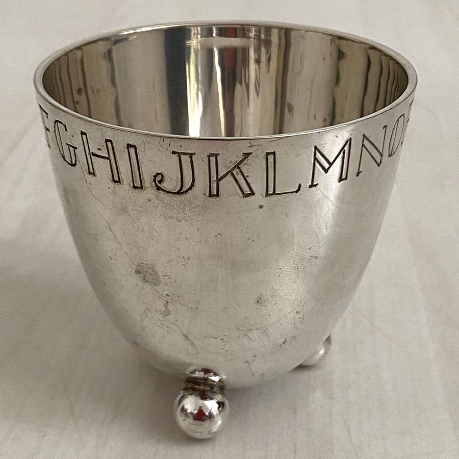 Art Deco tumbler in silver metal with alphabetical decoration