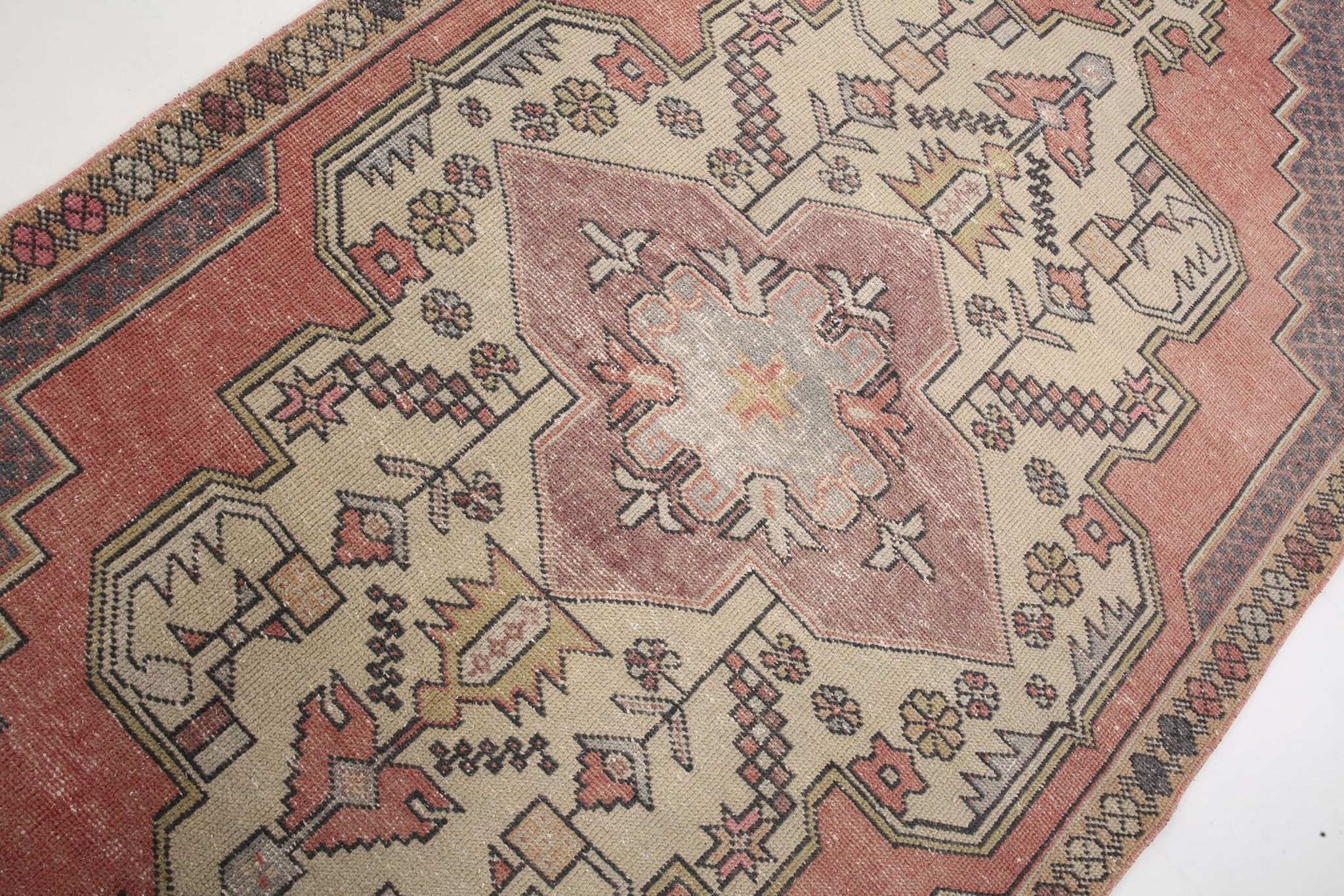5x8 Vintage Faded Pink Persian Vintage Rug, 137x247Cm