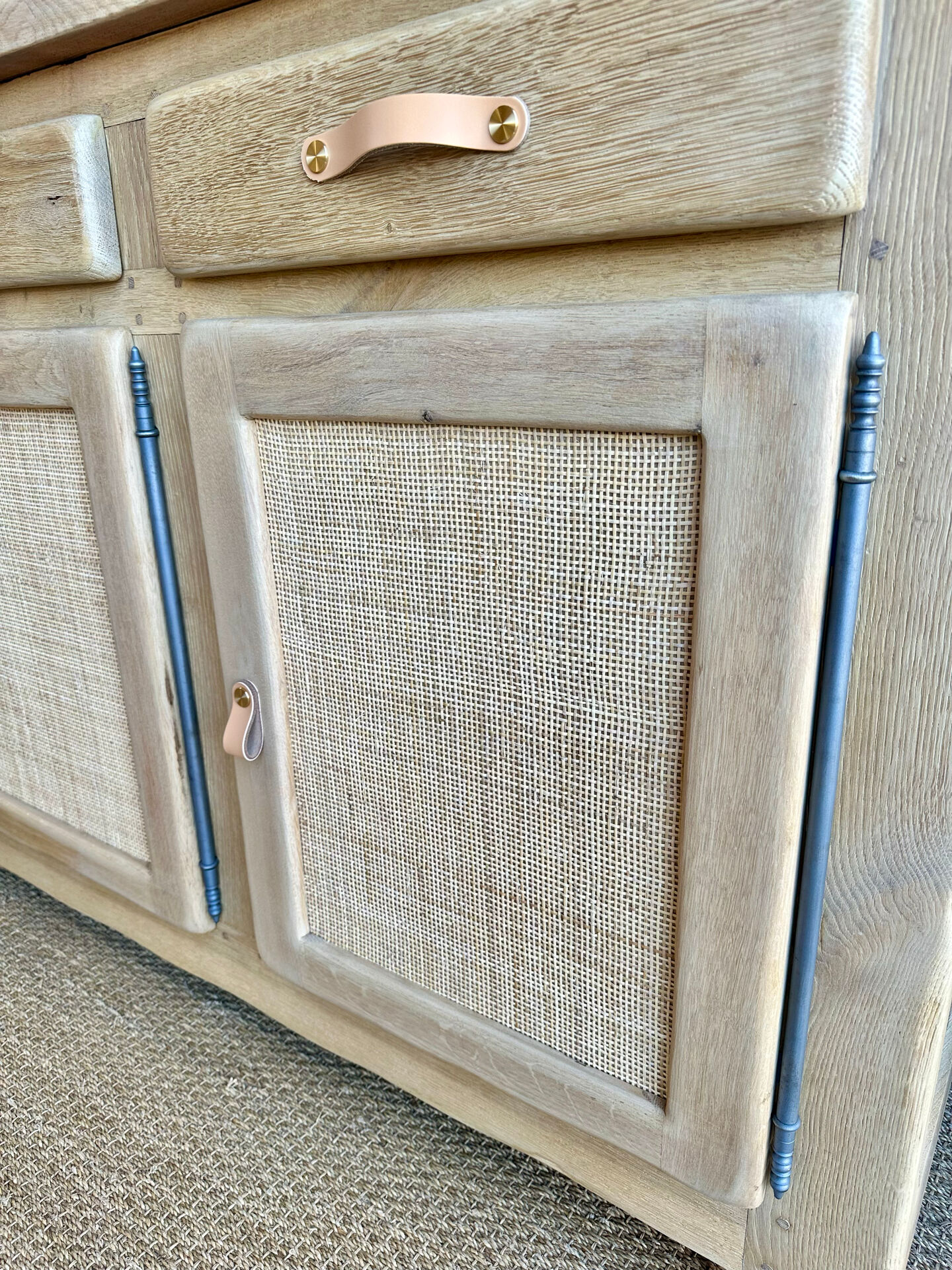 Grande enfilade buffet en chêne massif et cannage – 242 cm
