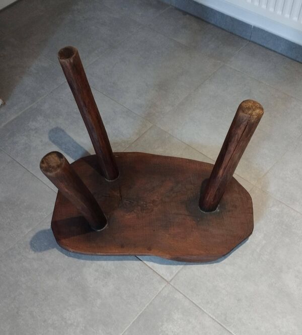 Banc brutaliste tripode tronc d'arbre