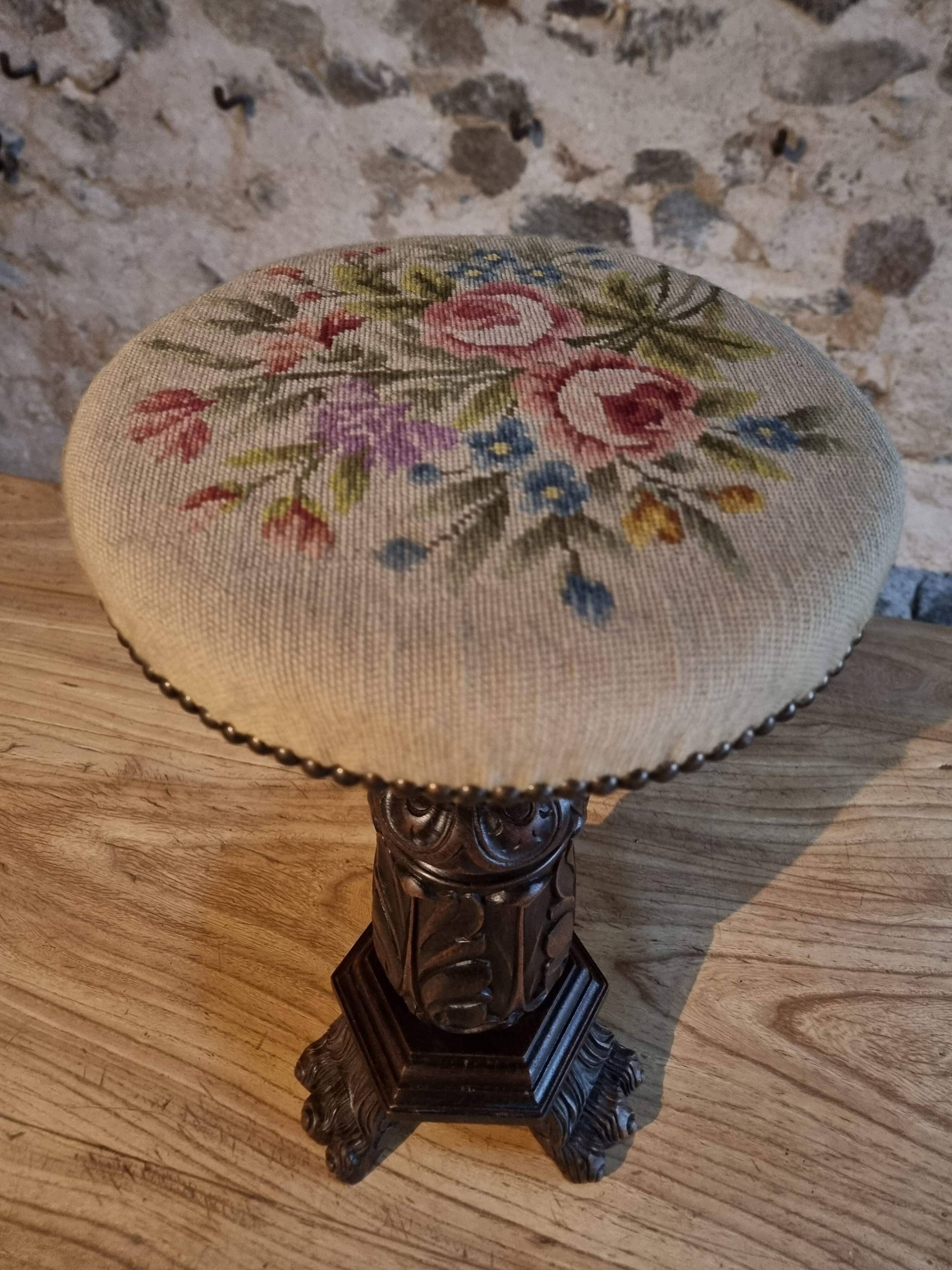 Tabouret de piano ancien en bois réglable avec base sculptée et assise en tapisserie, vers 1880–1910