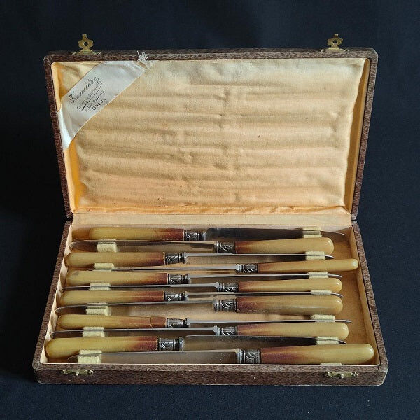 Box of 12 knives