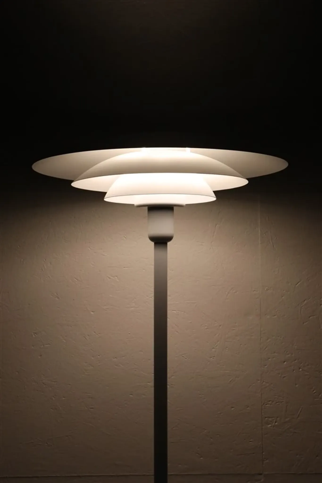 Multilayer floor lamp / white / Danish modern design / 1980s / Form-Light