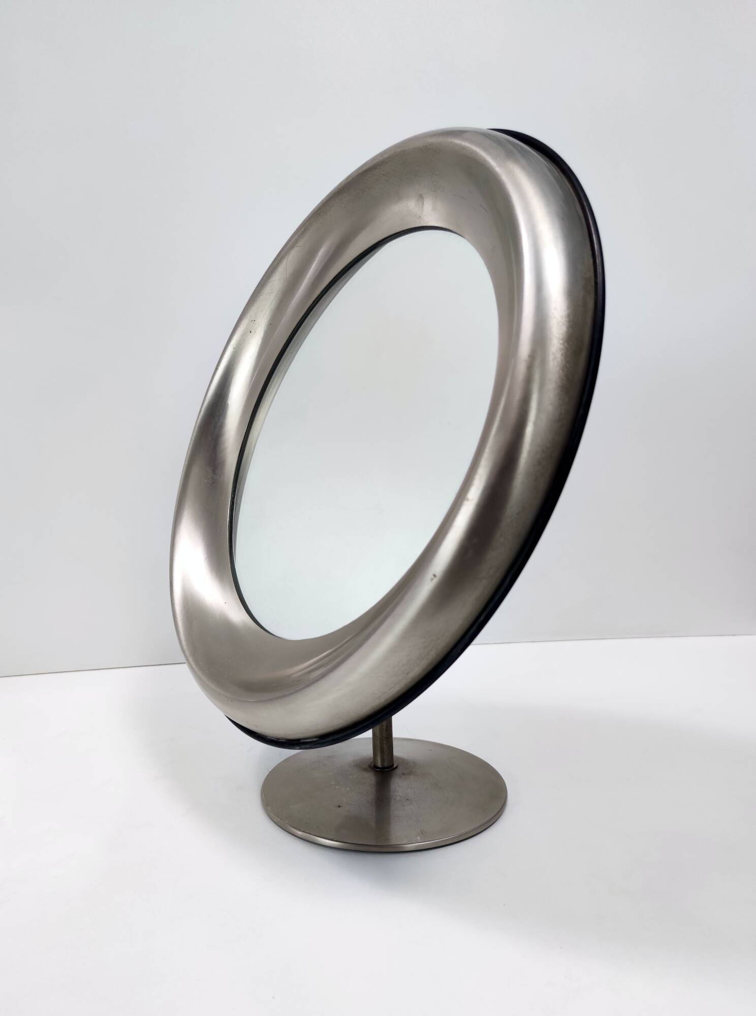 Miroir de courtoisie rond en laiton anodisé, attribution à Sergio Mazza, Italie
