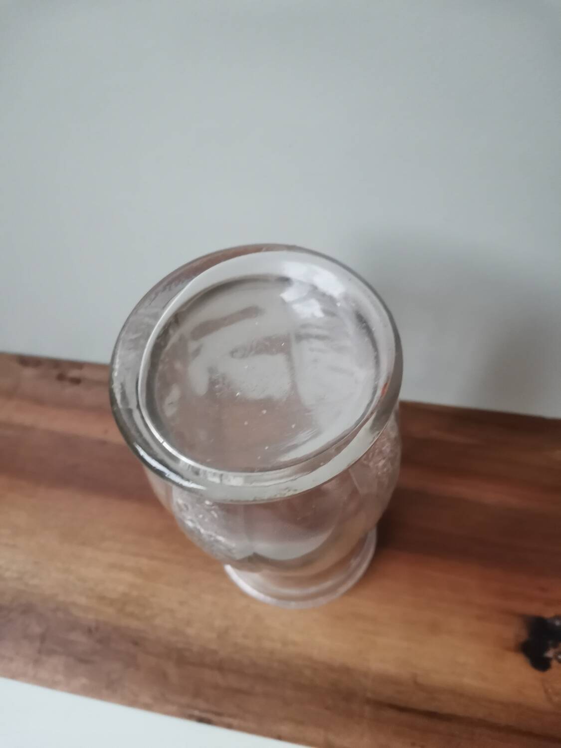 Vase à bulbe en verre moulé vintage