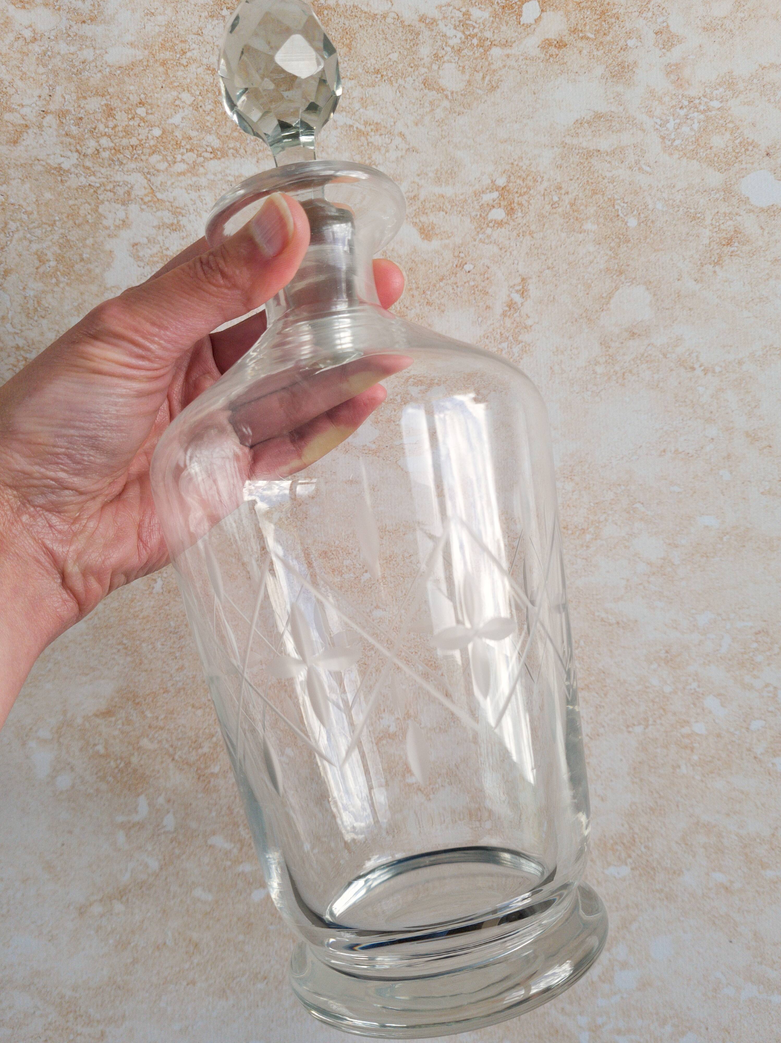 Carafe début XXème siècle ciselé et gravé, bouchon facetté