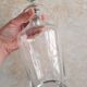 Carafe début XXème siècle ciselé et gravé, bouchon facetté