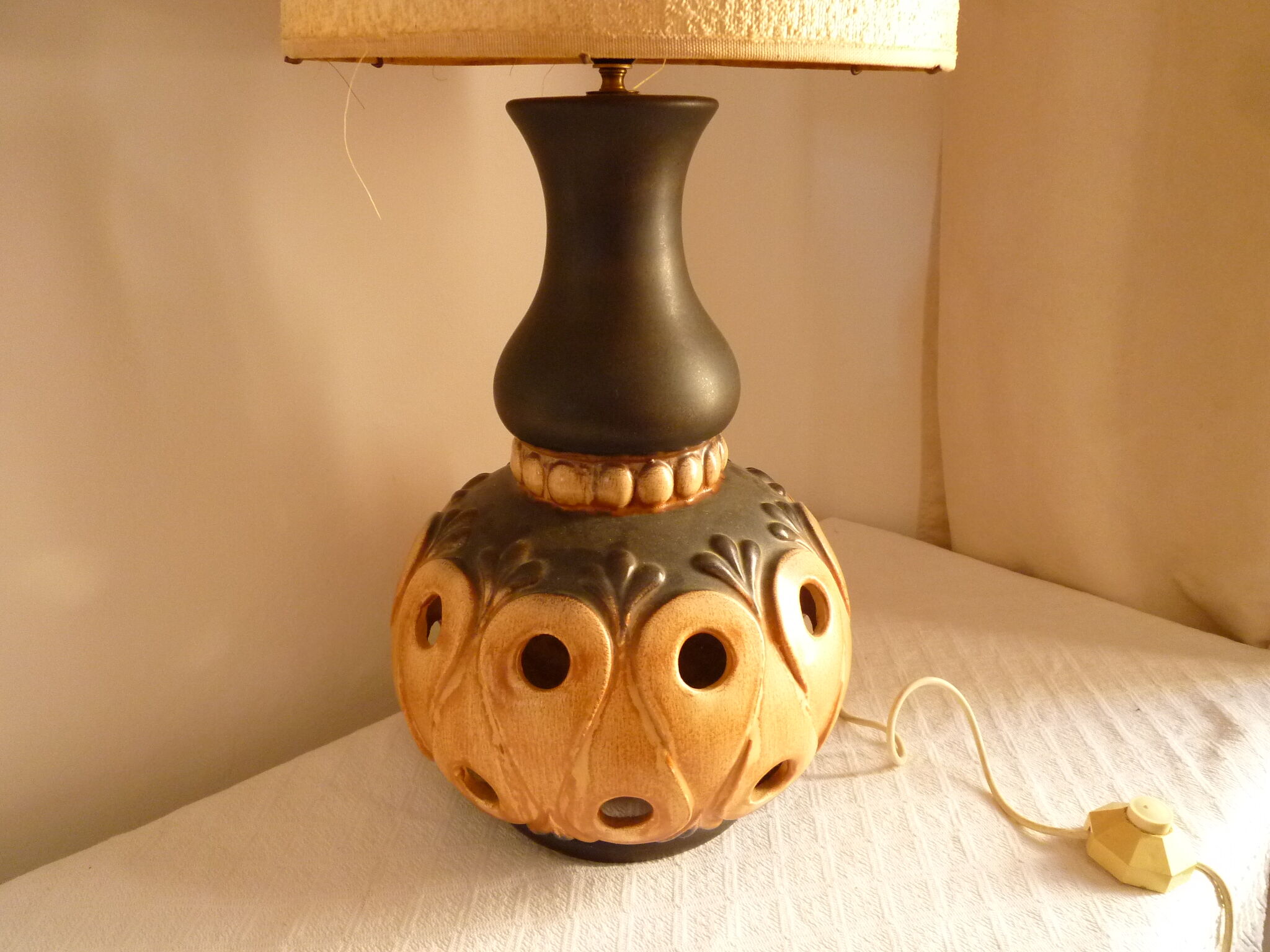 Openwork ceramic table lamp