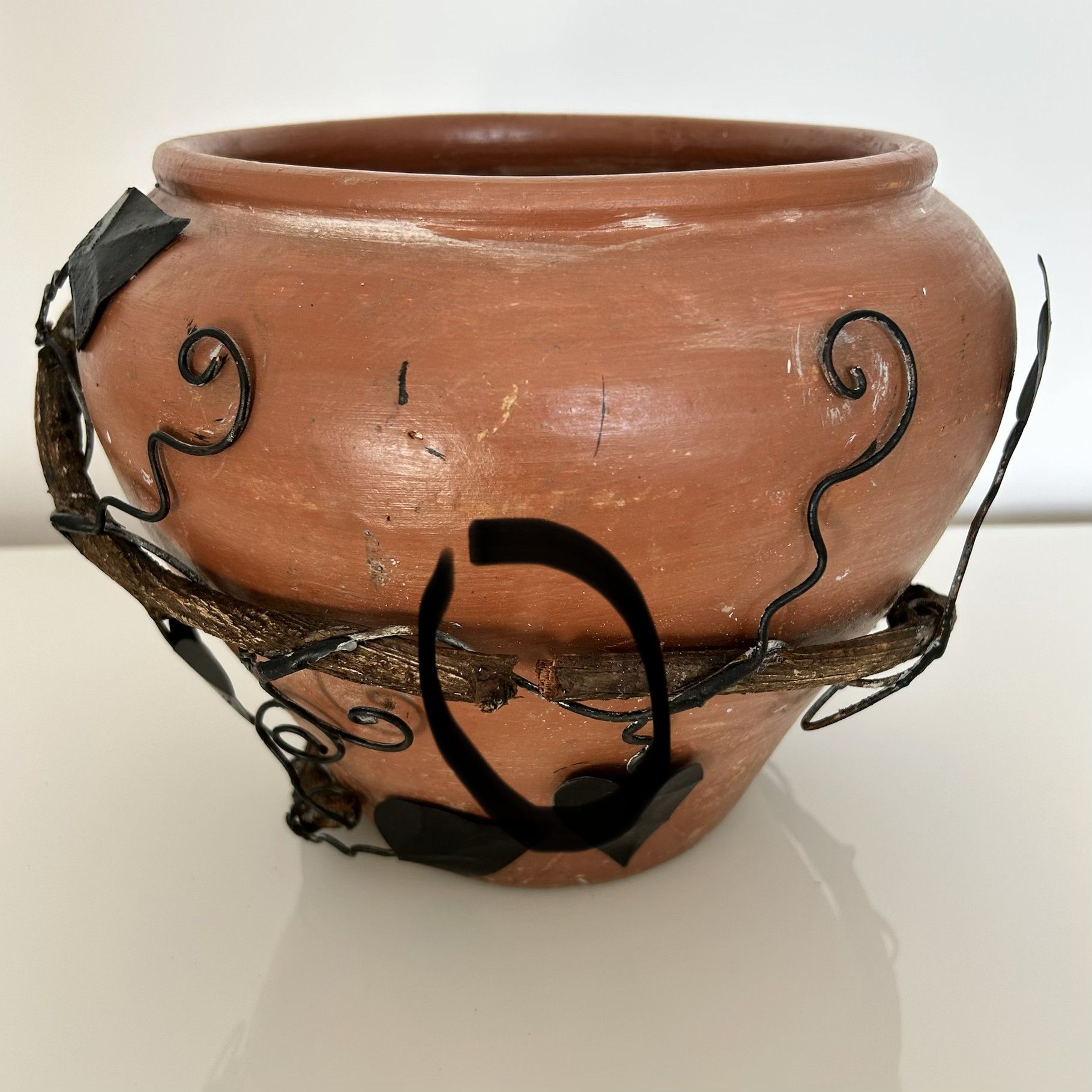 Decorative pot holder in wrought iron and wood