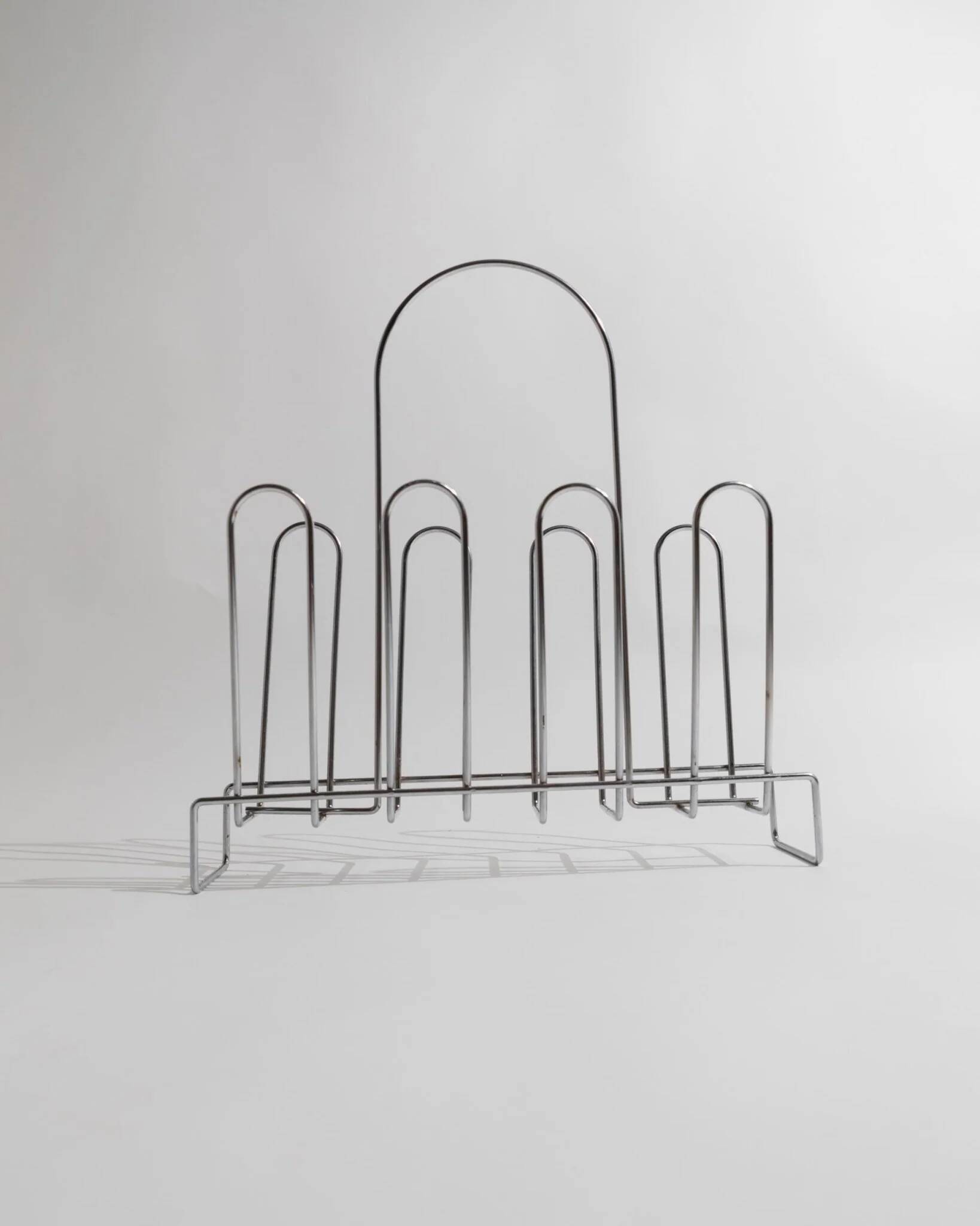 Vintage chrome metal magazine rack - Space Age design from the 1970s - Decorative storage for magazines and books - Elegant retro gift idea